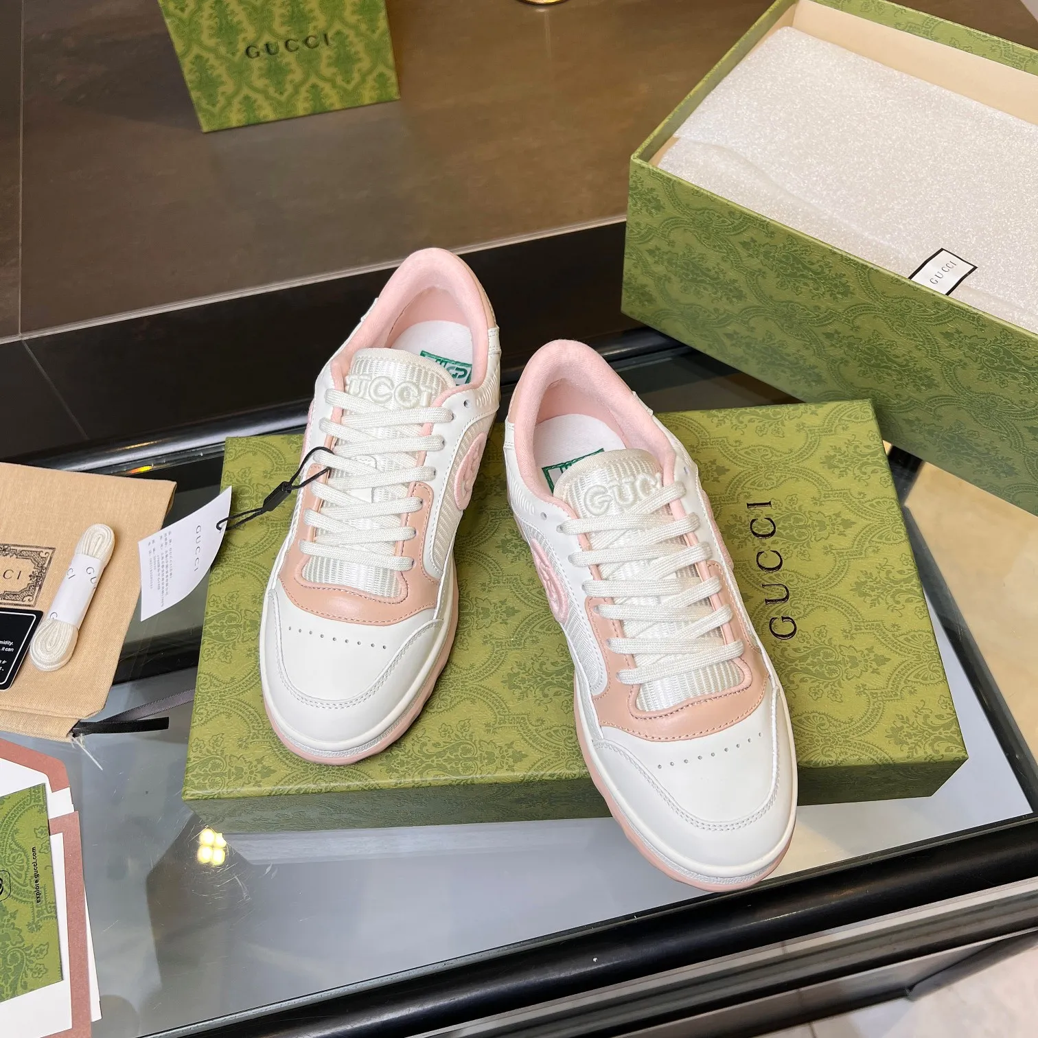 👟👟Ex-factory price 520👟👟 Top version, full styling effect, instant sales of the common practice of soft treading in the market, 💣💣💣Gucci2023 early spring Gucci G home latest hot style MAC80 sports shoes couple style casual retro distressed dirty shoes small dirty shoes small white shoes🌸🌸🌸 original purchase and development Production Gucci MAC80 new hot-selling series. The exquisite and compact interlocking double G logo romantically interprets the aesthetic concept of this series. Made of off-white leather, ▪️Material: original customized imported first-layer cowhide ▪️Inner lining: original customized imported breathable mesh ▪️Outsole: original molded two-color TPU outsole ▪️Sole thickness: 3CM ▪️Size: women's 35-40 / men's 39-45